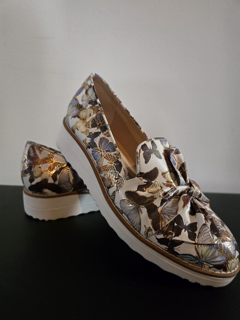 Django And Juliette Womens White Butterfly Print Slip-On Loafers